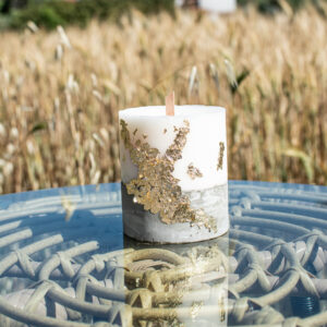 Κερί σε λευκό χρώμα με βάση από τσιμέντο και φύλλα χρυσού με ξύλινο φυτίλι