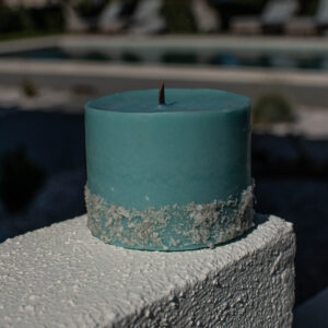 Candle with wood wicks and black stones