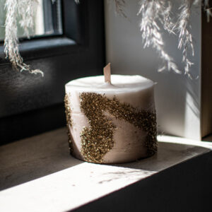 Wood wick candle with gold stones