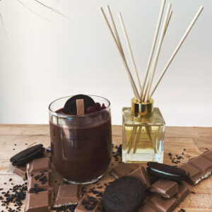 σετ με κερί από. σοκολάτα και διακόσμηση από μπισκότα και σοκολάτα και αρωματικό χώρου vanilla cream