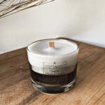 κερί με διχρωμία άσπρο και μαύρο με μία ασημί λωρίδα και ξύλινο φυτίλι