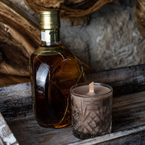 κερί whiskey and caramel σε κρυστάλλινο ποτήρι χρώματος μπεζ με ξύλινο φυτίλι