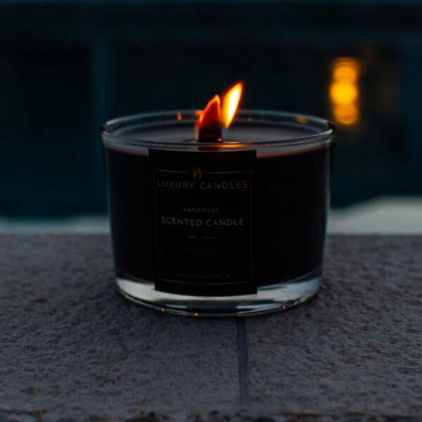 μαύρο κερί αναμμένο μπροστά σε πισίνα