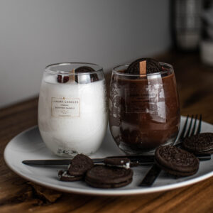 Σετ 2 κεριών Authentic Chocolate mix με αρωμα σοκολάτα φουντουκιού, το ένα σε λευκό και το άλλο σε καφέ χρώμα
